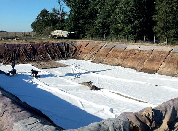 Une bâche EPDM utilisée pour étanchéifier le fond du bassin de jardin